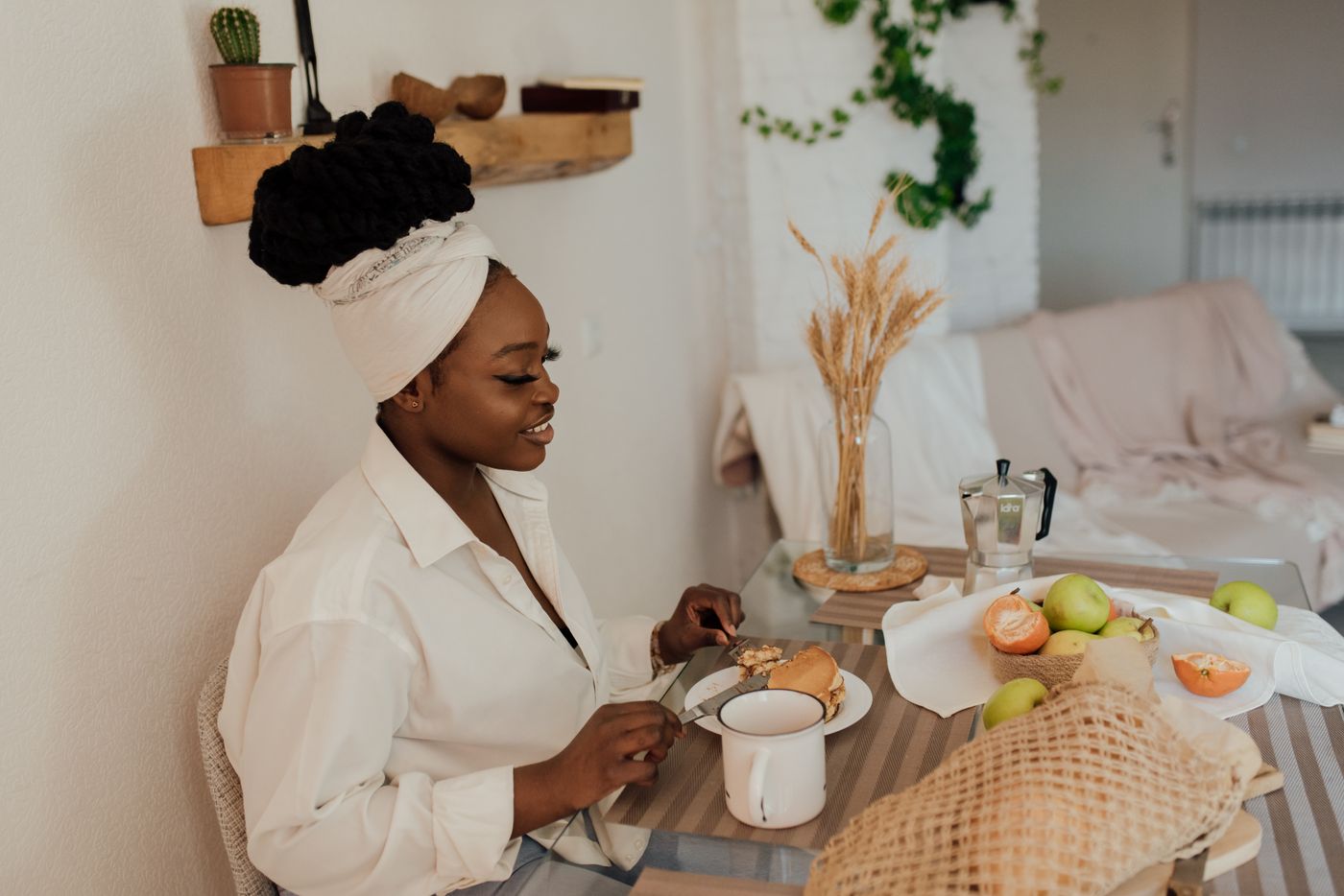 Pregnant woman enjoying a healthy breakfast