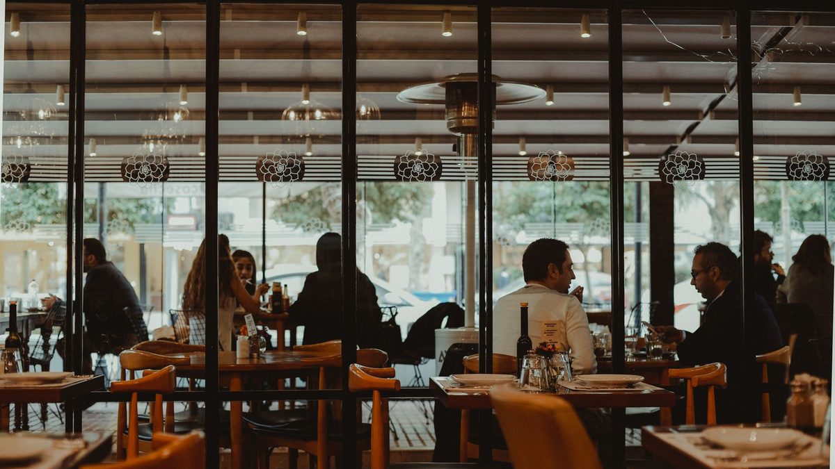 Eating Out on a GLP-1: What to Order at 12 Chains Without Regretting It (2026)